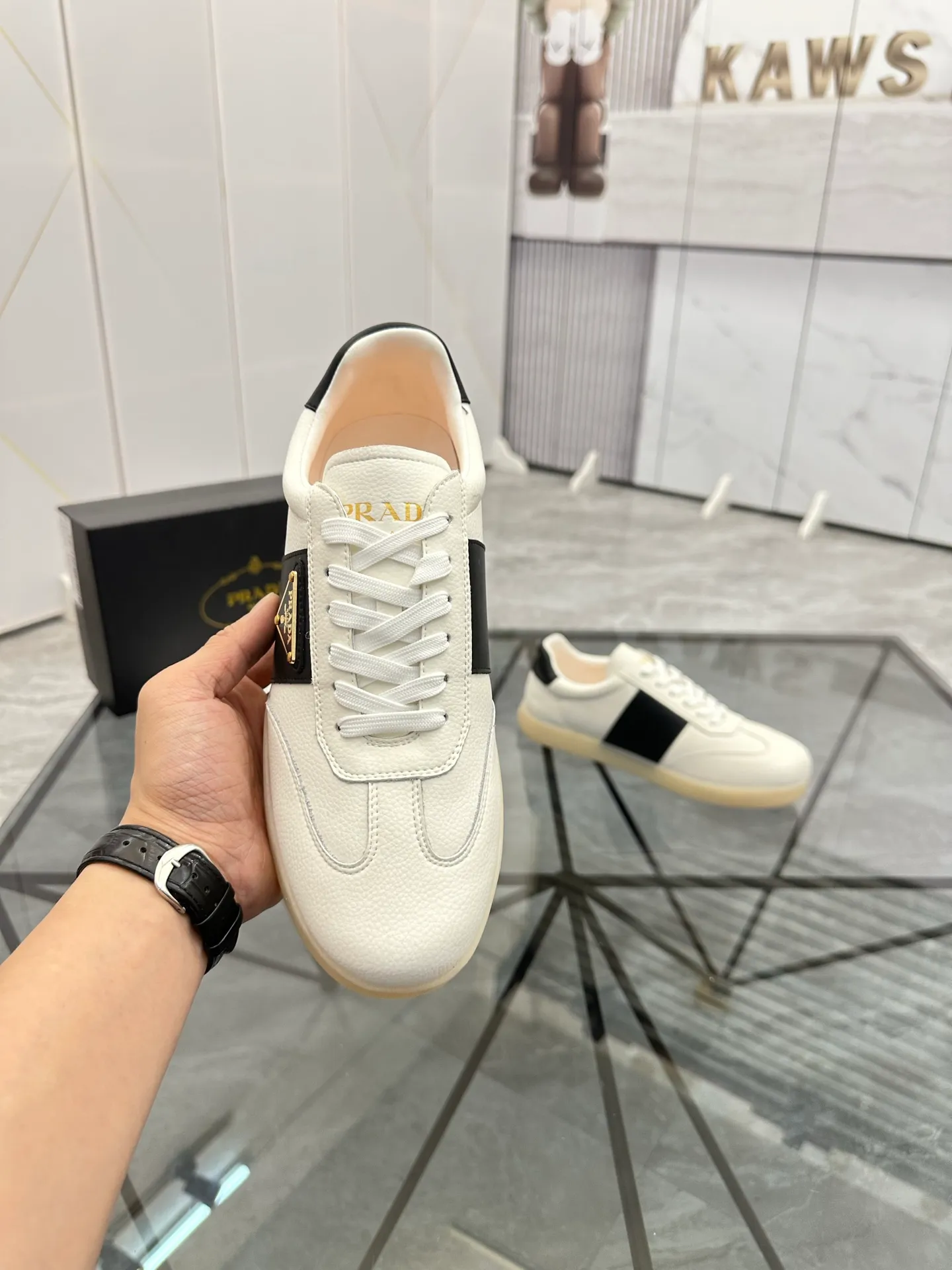 Men's shoes: 💰P400¥ Product trademark: Prada *"Prada*" low-top casual shoes Regular size: 38-44 (can be customized to 45) Product materials: imported cowhide upper, sheepskin lining, original outsole. Number: 020